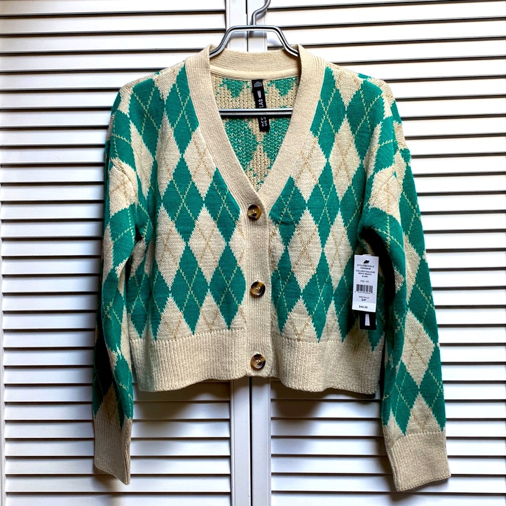 NWT beautiful little cardigan size S.
